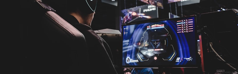 电子竞技比赛现场 - 选手专注操作键盘鼠标