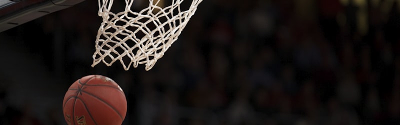 篮球比赛扣篮画面 - NBA赛场激烈对抗