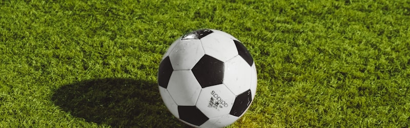 足球比赛精彩瞬间 - 球员射门特写